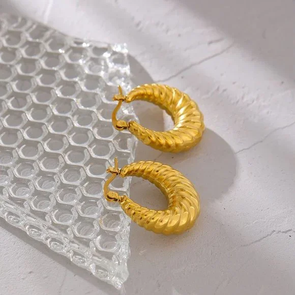 NEW 18K Gold Plated Croissant Hoop Earrings - Picture 4 of 5